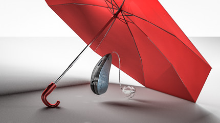 Hinter-dem-Ohr-Hörgerät unter einem roten Regenschirm